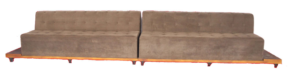 SOFA VELUDO COM BASE  EM MADEIRA CONJUGADO 