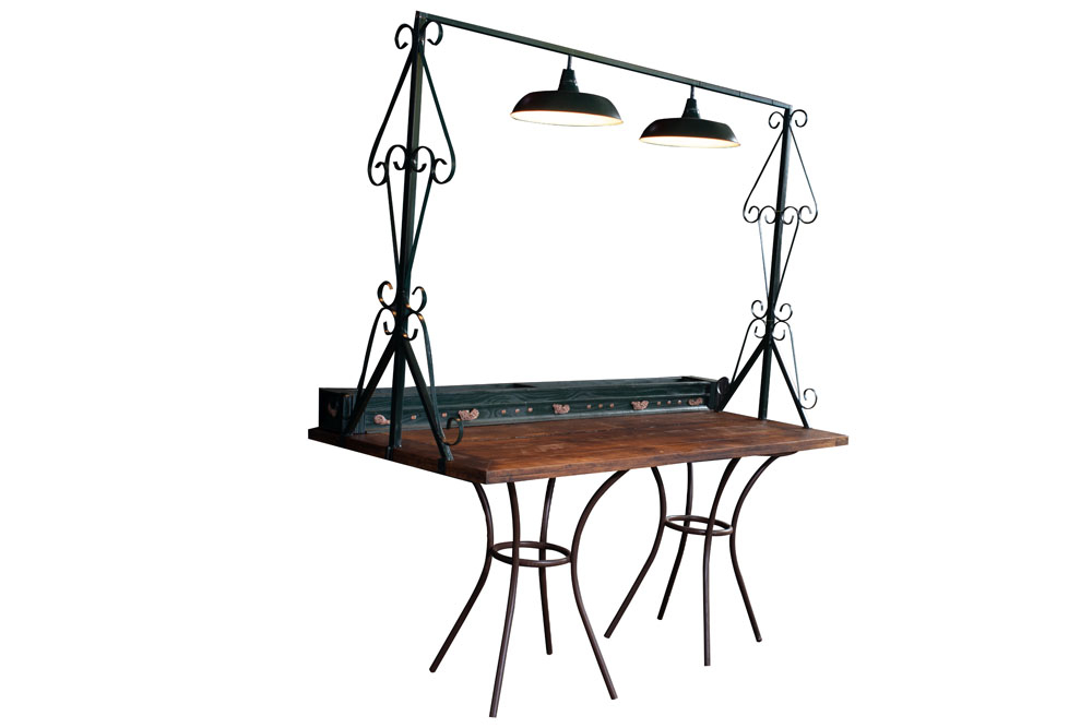 MESA IMBUIA RIPADA COM LUMINARIA E FLOREIRA