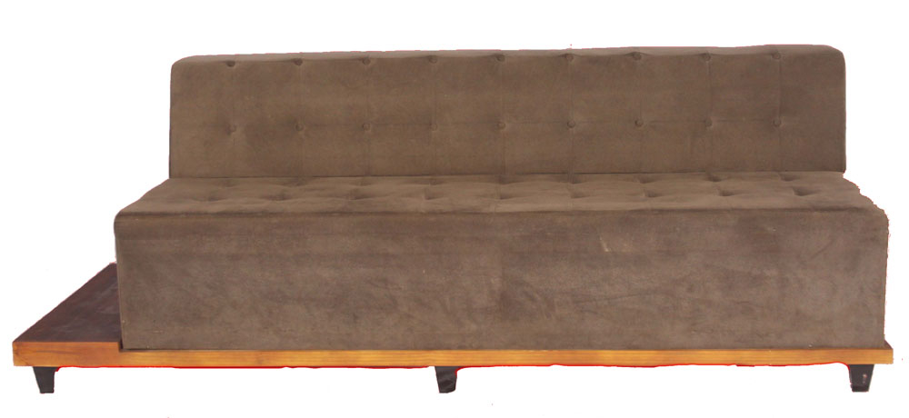 SOFA VELUDO COM BASE EM MADEIRA 